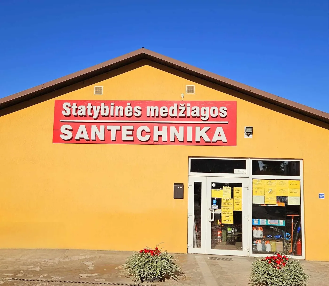 Parduotuvės pastatas su iškaba